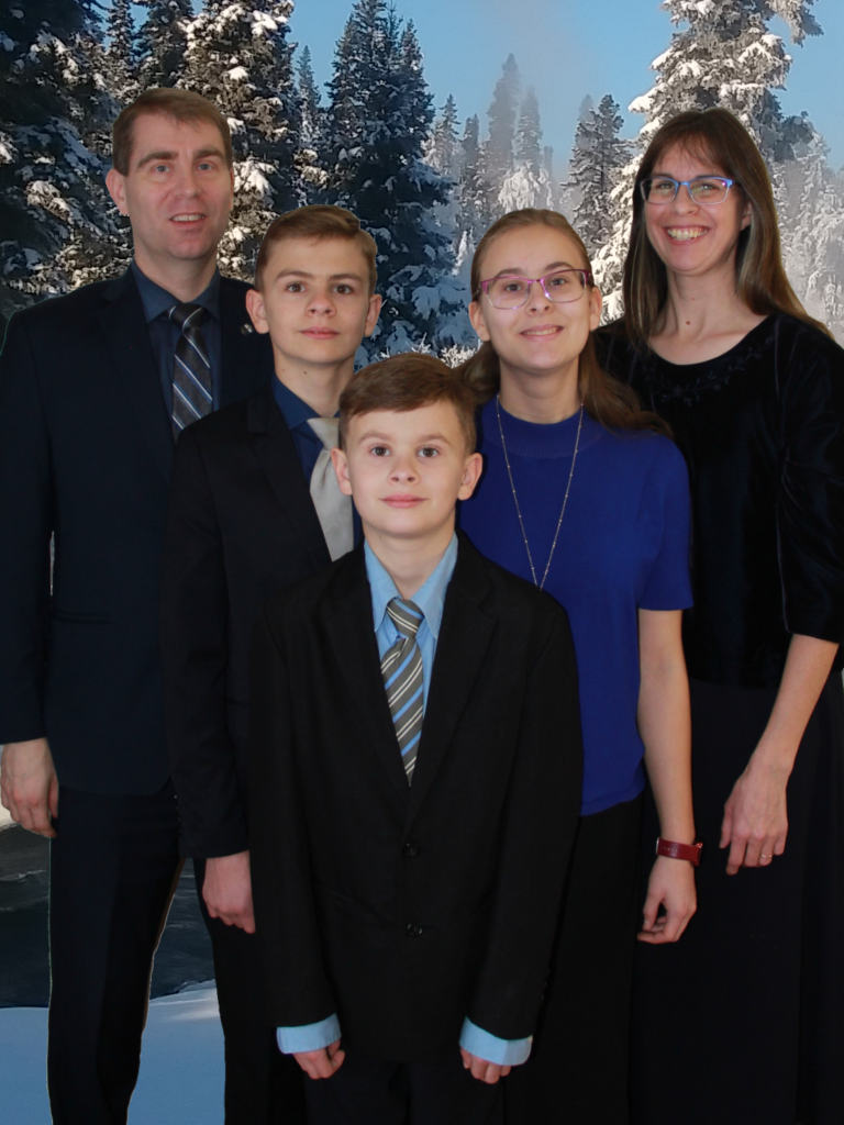 Muckle Family Picture November 2022 with Wekusko Background rev 5x7 portrait Website